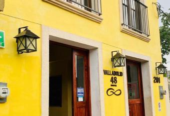 HOSTEL VALLADOLID 48 has Balcony rooms