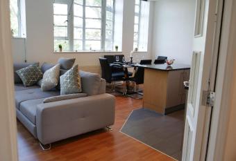 Premium Apartment, Amazing Central Location allows 18 year olds to book a room