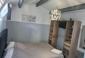 Chambre cosy avec terrasse allows 18 year olds to book a room