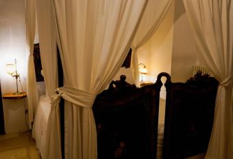 Masseria Filippo de Raho - Agri Bio Relais has rooms with a private hot tub