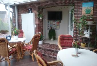 Grossz  gige Wohnung f  r 4 Personen in Ostfriesland mit E- Lades  ule has Balcony rooms