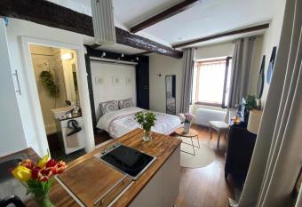 Studio au c  ur du Vieil Antibes allows 18 year olds to book a room