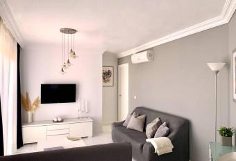 Casa con gran terraza, muy luminosa y en tranquila urbanizaci  n en Nerja allows 18 year olds to book a room