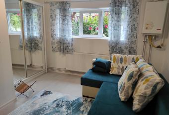 Garsoniera cocheta zona Coresi mall allows 18 year olds to book a room