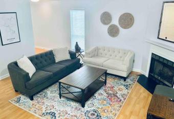 Cozy Chic Hideaway ( 4 bedroom townhome) has Balcony rooms