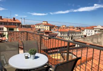 Tartini Square House FERGO has Balcony rooms