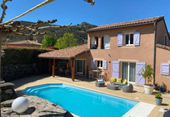 Ch  teau de Charme has Balcony rooms