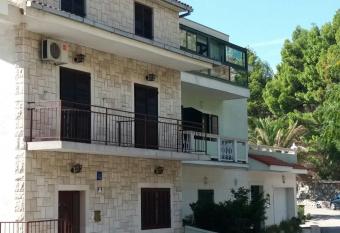 Dvokrevetna soba s balkonom i kuhinjom 1 has Balcony rooms