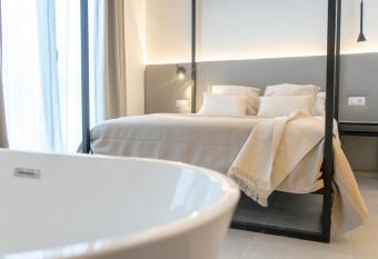 Suites Alfonso X has rooms with a private hot tub