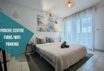 STUDIO LE GALICE avec TERRASSE et PARKING allows 18 year olds to book a room