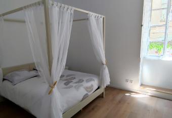 Soleil Roi - immeuble du 16e si  cle en plein coeur de B  ziers allows 18 year olds to book a room