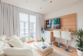 N-GUEST Suite Deluxe Grenoble allows 18 year olds to book a room