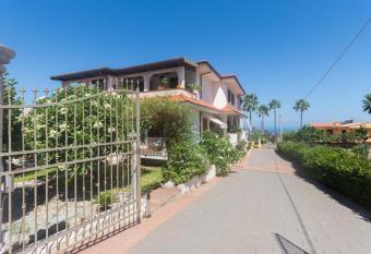 Villa Pomelia has Balcony rooms