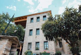 Bujtina Maria has Balcony rooms