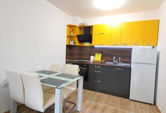 Comfortable Sunny Apartmentear to the Beach -4per has Balcony rooms