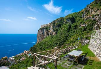 Villa Foglia Amalfi has rooms with a private hot tub