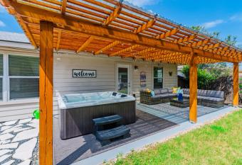 House with Patio & Hot-Tub by 6Flags & Seaworld has Balcony rooms