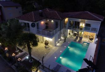 Villa Nar has Balcony rooms