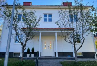 Trevligt boende centralt i villaomr  de. has Balcony rooms