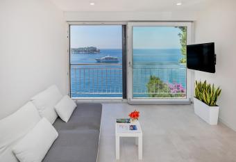 Elegant Seafront Stay - Villa Mila has Balcony rooms