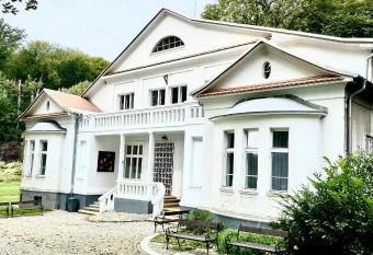 APARTM  NY VILA LIB  NA allows 18 year olds to book a room