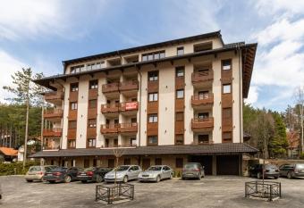 Golden Hill & SPA has rooms with a private hot tub