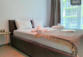 BEA APARTAMENT ON THE BEACH -Mamaia Nord has rooms with a private hot tub