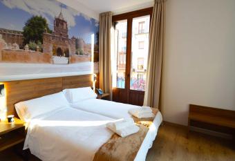 Encanto Tarazona has Balcony rooms