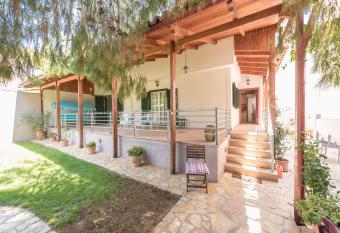 Sunny House with yard in Vari has Balcony rooms