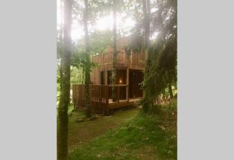 Adorable Cabane dans un espace bois   has Balcony rooms