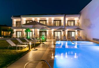 B&D Luxury Suites has Balcony rooms