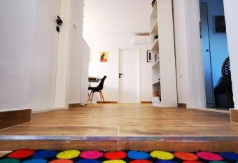 Newly Renovated 3 Bedroom Holiday House O Live has Balcony rooms