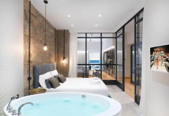 5 star lux suite in Kolonaki. has rooms with a private hot tub
