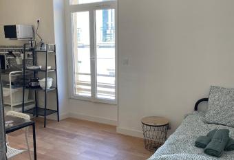 LA MAISON D ANTONIN 2 allows 18 year olds to book a room