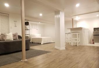 A Simple Studio - JFK abt 5mi allows 18 year olds to book a room