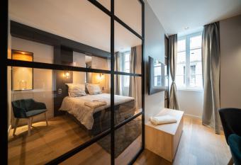 Le Luxury Design de la Vieille Ville allows 18 year olds to book a room