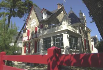 H  tel Lut  tia & Spa allows 18 year olds to book a room