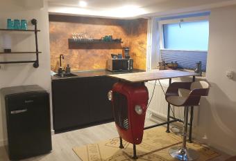 Appartement B  hl, zentral und ruhig, Soutterain allows 18 year olds to book a room