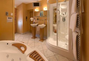 H  tellerie Du Bas-Br  au has Balcony rooms