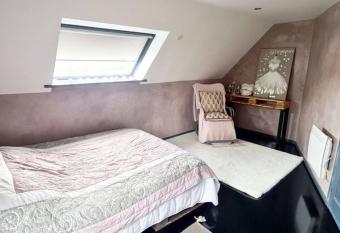 Bienvenue    Soledad notre havre de paix has rooms with a private hot tub