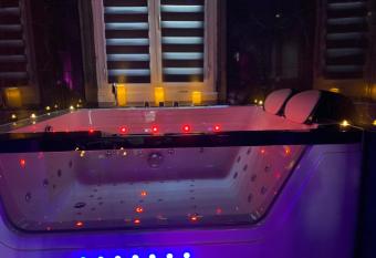 Superbe appartement avec Baln  oth  rapie/spa/ Champagne allows 18 year olds to book a room