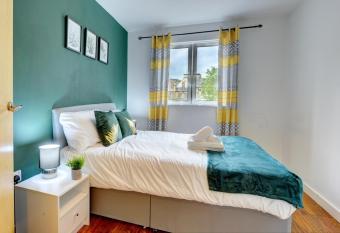 City Centre Apartment with Secure Parking by MBiZ allows 18 year olds to book a room