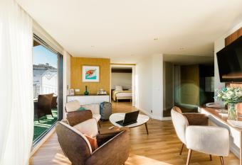 H  tel H  lios allows 18 year olds to book a room