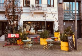 Logies Lapin allows 18 year olds to book a room