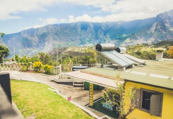 CILAOS 360   allows 18 year olds to book a room