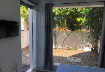 La Estaci  n allows 18 year olds to book a room