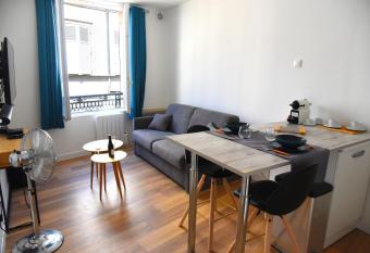 Kimme Red - plein centre ancien allows 18 year olds to book a room