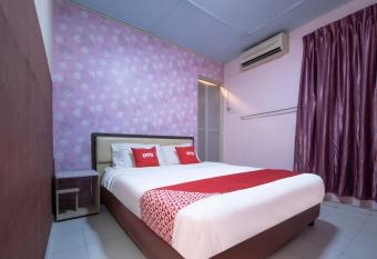 SPOT ON 90305 Hen Hen Hotel allows 18 year olds to book a room