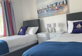 Lovely well equipped apartment - 2 bedrooms, sun deck, 8 min river walk to beach and town, FREE parking permit ! allows 18 year olds to book a room