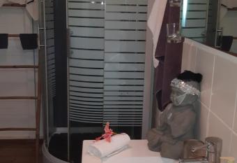 Villa Ga  a - Bungalow Ti-Zen et son jacuzzi nich   dans un jardin tropical, s  jour en amoureux has rooms with a private hot tub